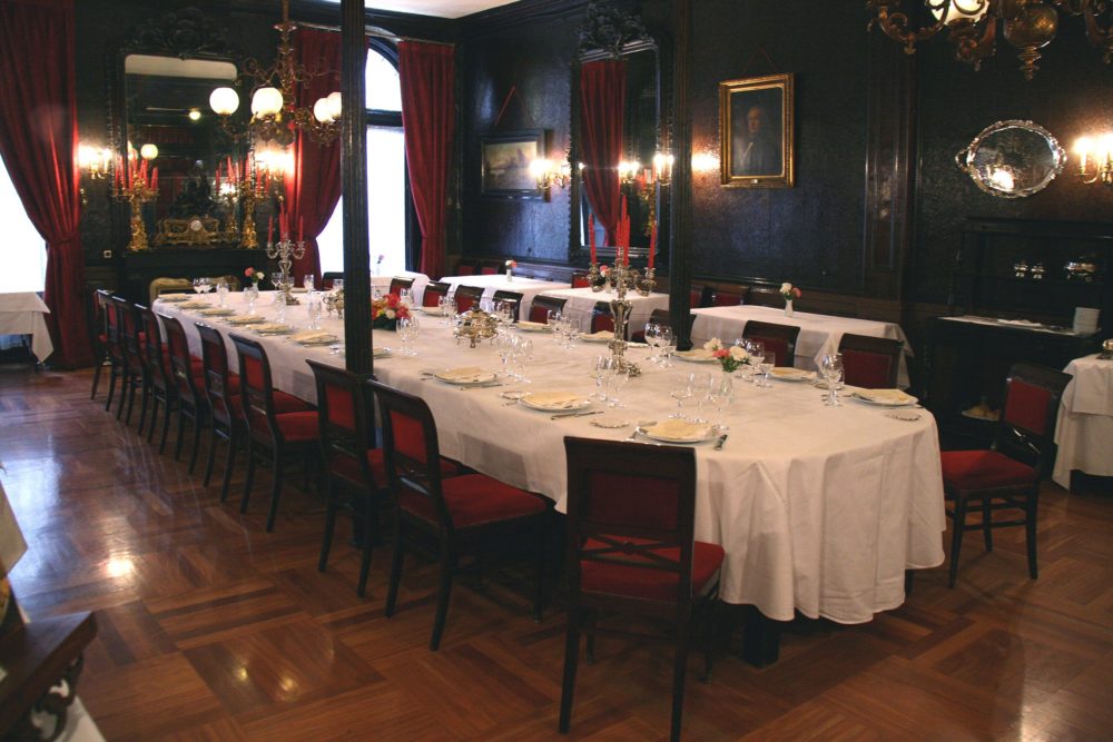 Restaurante_Lhardy-Madrid_wikimedia_commons_Tamorlan2-1000x667 - Los 3 restaurantes de Madrid más populares entre los turistas