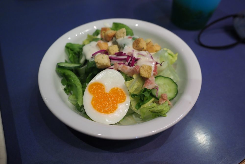 Salad_with_caesar_dressing_Horizon_Bay_Reataurant_Tokyo_Disney_Sea_2023-04-17-1000x667 - Qué incluye el Disney Quick-Service Dining Plan, dónde usarlo y cómo adquirirlo