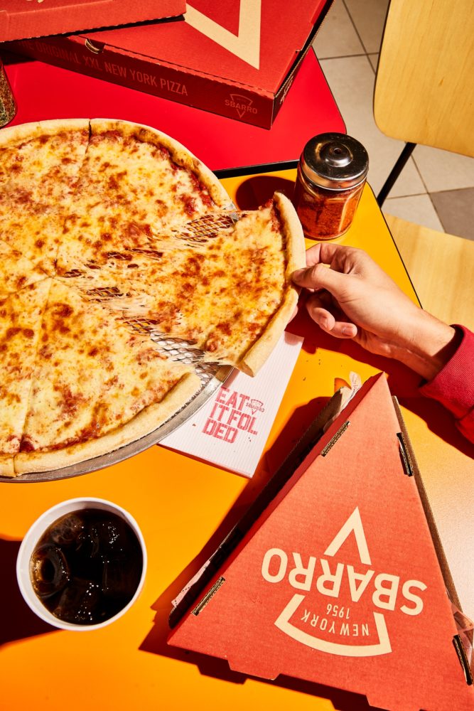 Sbarro-Cheese-Slice-667x1000 - Día del Amigo en Buenos Aires: propuestas sabrosas barrio por barrio