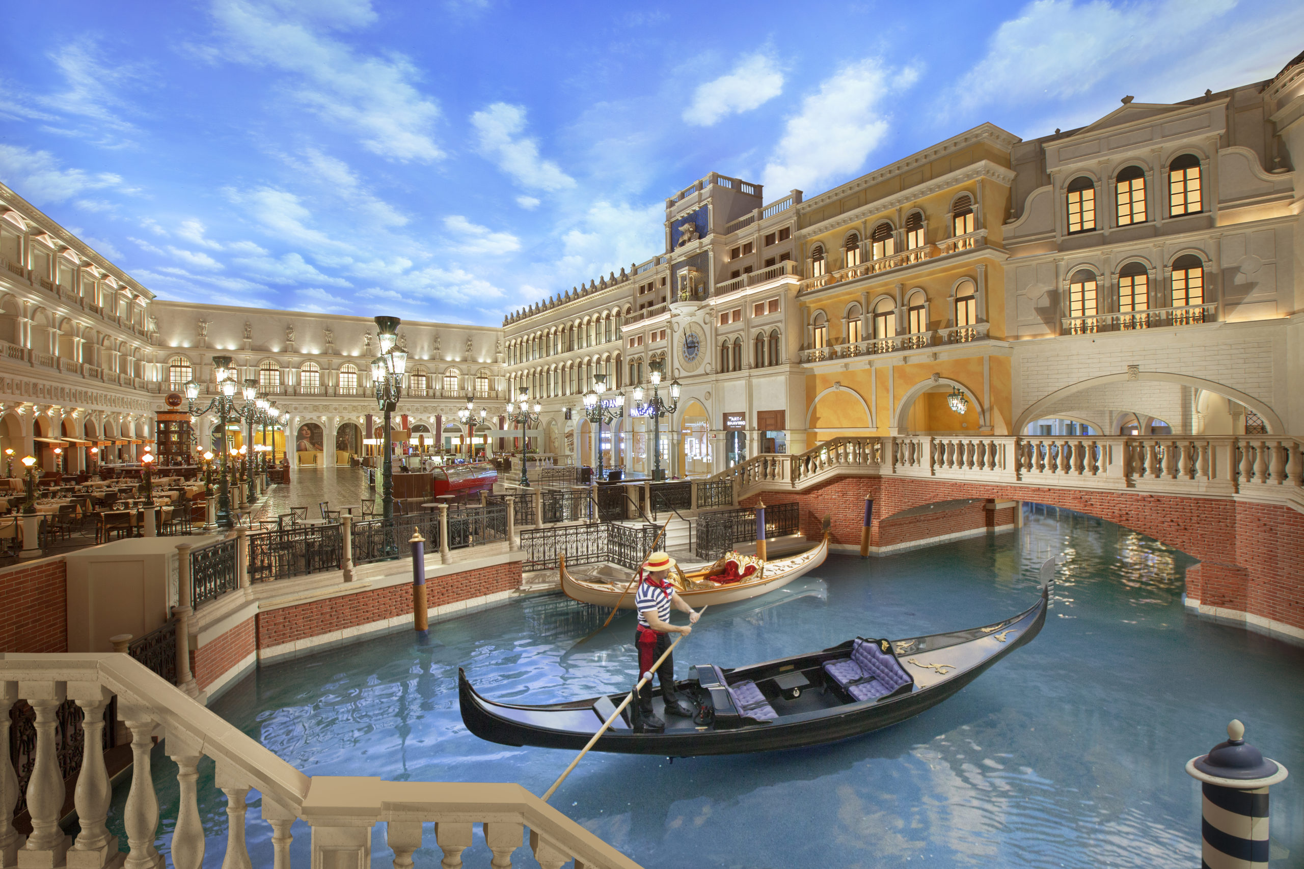 St.-Marks-Square-at-The-Venetian-Resort-scaled - The Venetian Resort: un escape italiano en el corazón de Las Vegas
