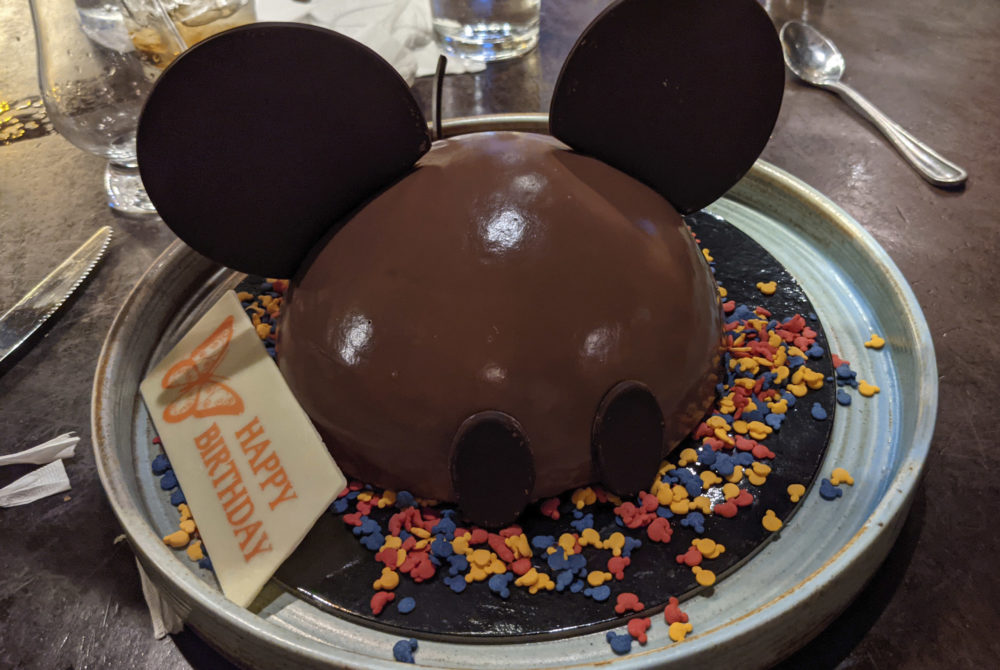 Torta-Disney-1000x670 - Cómo festejar tu cumpleaños mágico en Disney y cuánto cuesta