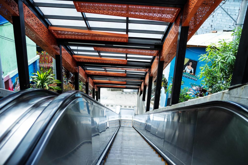 Transporte-publico-en-Medellin-1000x667 - Qué saber antes de visitar la Comuna 13 de Medellín: cómo llegar, qué hay para ver y si es peligrosa