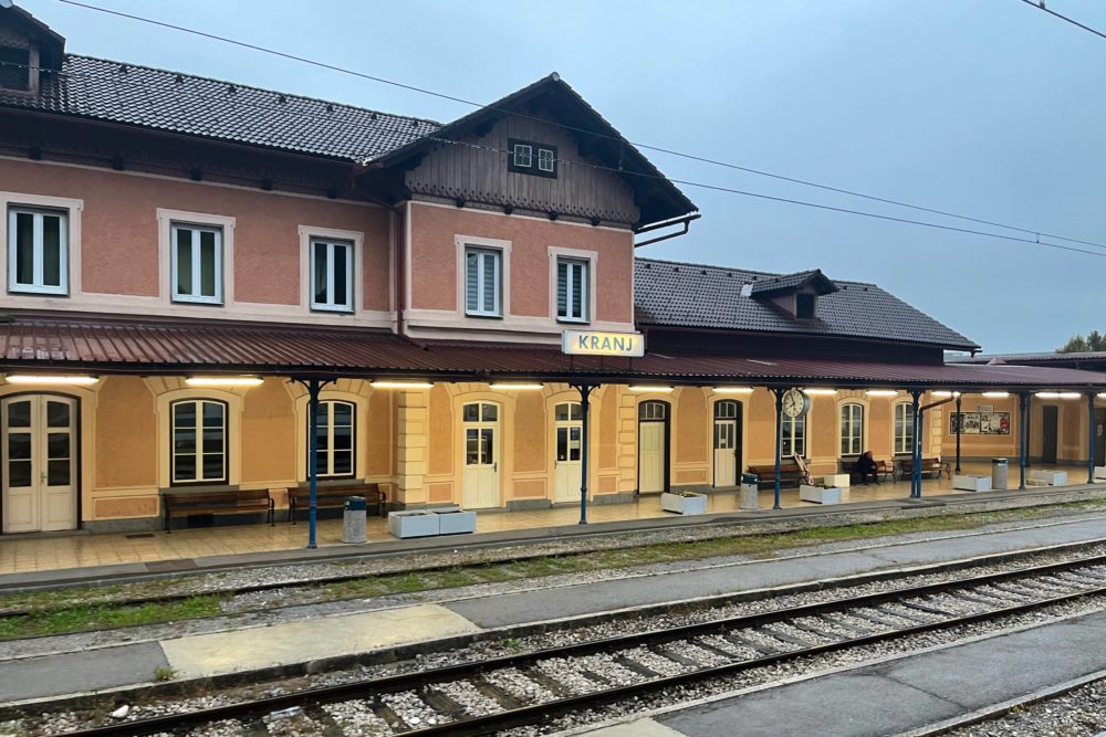 Tren-Kranj-1000x667 - El destino Europeo por excelencia que casi nadie conoce y es muy bonito