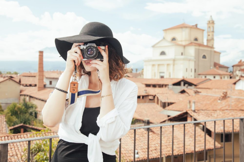 Turista-por-Europa-1000x667 - Viajar solo en España: 6 lugares amigables para los turistas solitarios
