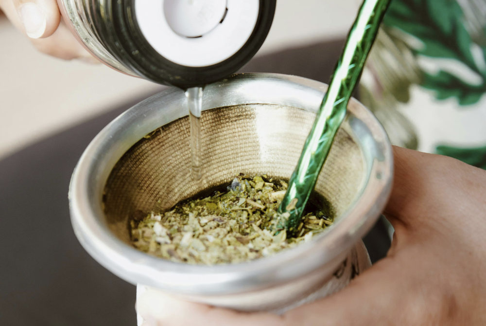 Yerba-mate-1000x670 - ¿Se puede llevar mate en el avión?