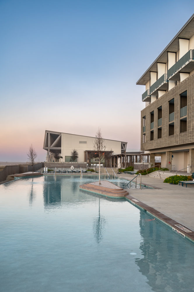 alberca-The-Lodge-at-Gulf-State-Park-costa-de-Alabama-Marck-Gutt-Don-Viajes-665x1000 - La costa de Alabama: mardi gras, derechos civiles y mucha naturaleza