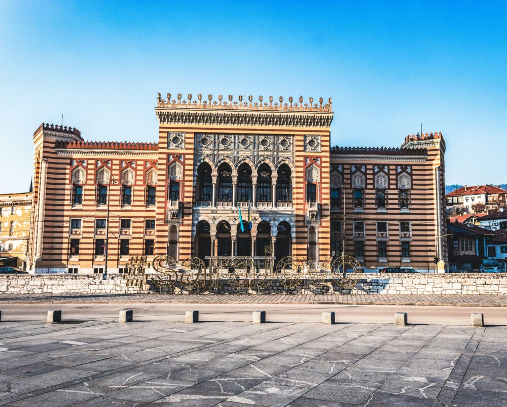 ayuntamiento_Sarajevo_Bosnia-1000x802 - Bosnia y Herzegovina, tan asequible como impresionante