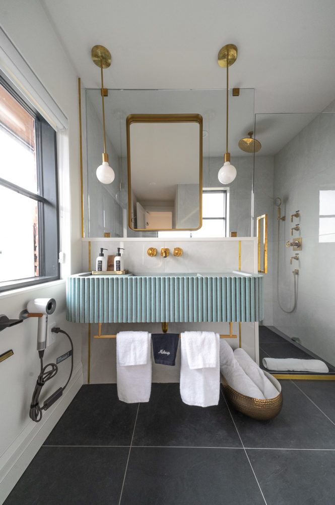 bano-hotel-boutique-The-Dover-George-Port-Dover-Ontarios-Southwest-Marck-Gutt-Don-Viajes-665x1000 - Sabores de Ontario’s Southwest: road trip culinario en Canadá