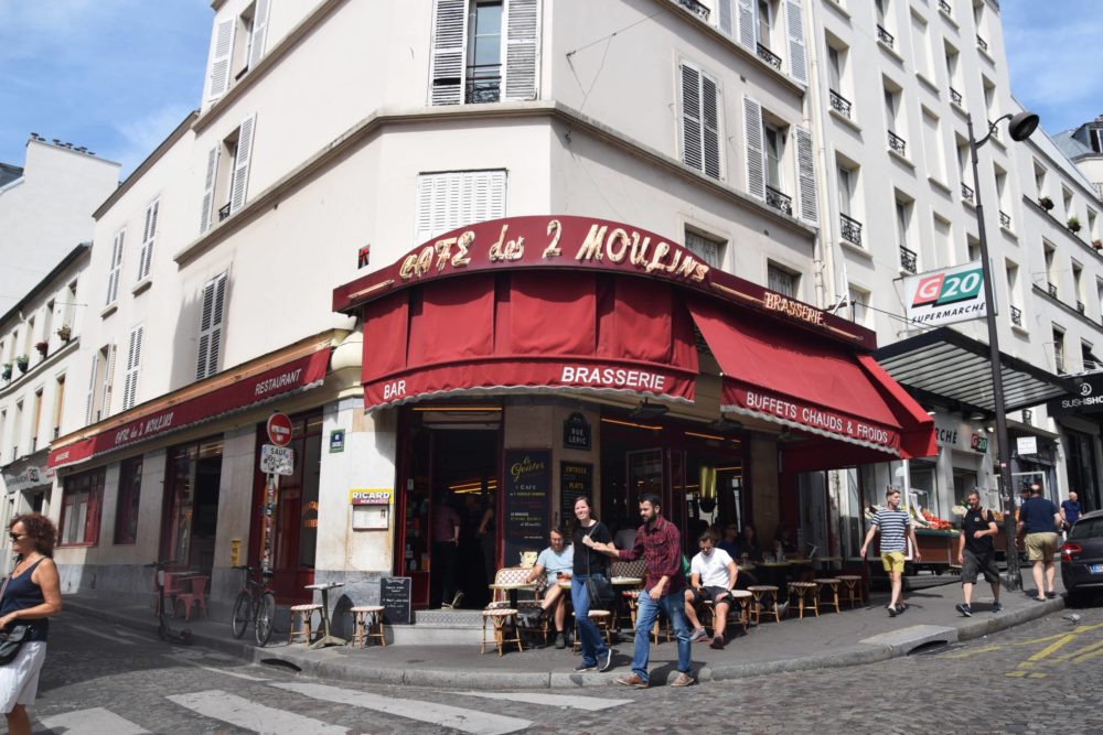 cafe-des-2-moulins--1000x667 - Los 10 lugares poco conocidos de París que debes visitar alguna vez