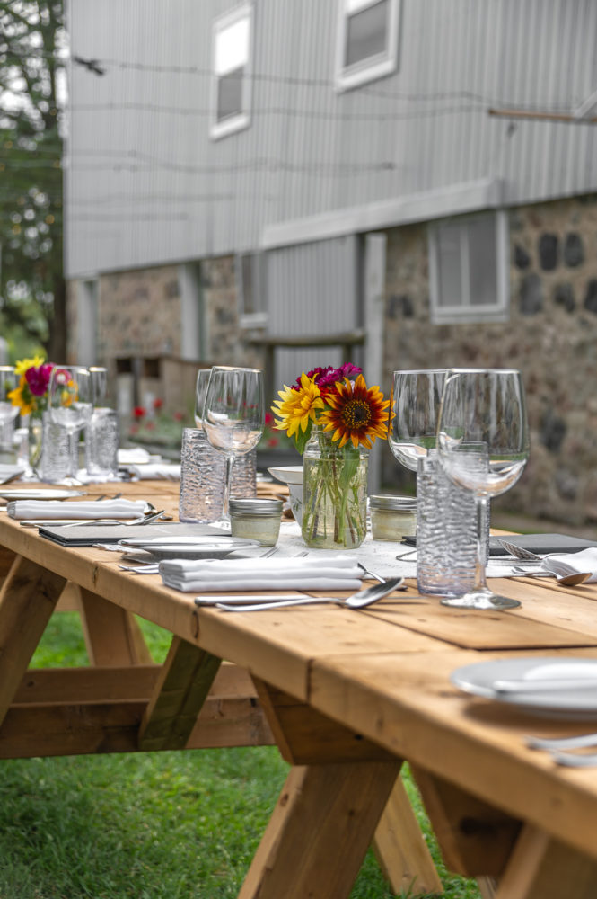 cena-de-la-granja-a-la-mesa-Thames-River-Melons-Ontarios-Southwest-Marck-Gutt-Don-Viajes-665x1000 - Sabores de Ontario’s Southwest: road trip culinario en Canadá