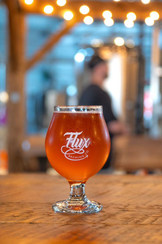 cerveza-artesanal-Flux-Brewing-Co-Ontarios-Southwest-Marck-Gutt-Don-Viajes-665x1000 - Sabores de Ontario’s Southwest: road trip culinario en Canadá