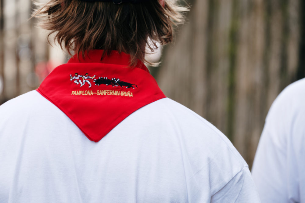 iStock-1589869111-1000x665 - San Fermín: ¿por qué hay que vestirse de blanco y con un pañuelo rojo?