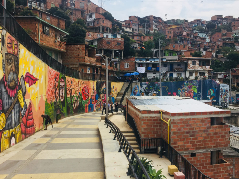 iStock-938276196-1000x750 - Qué saber antes de visitar la Comuna 13 de Medellín: cómo llegar, qué hay para ver y si es peligrosa