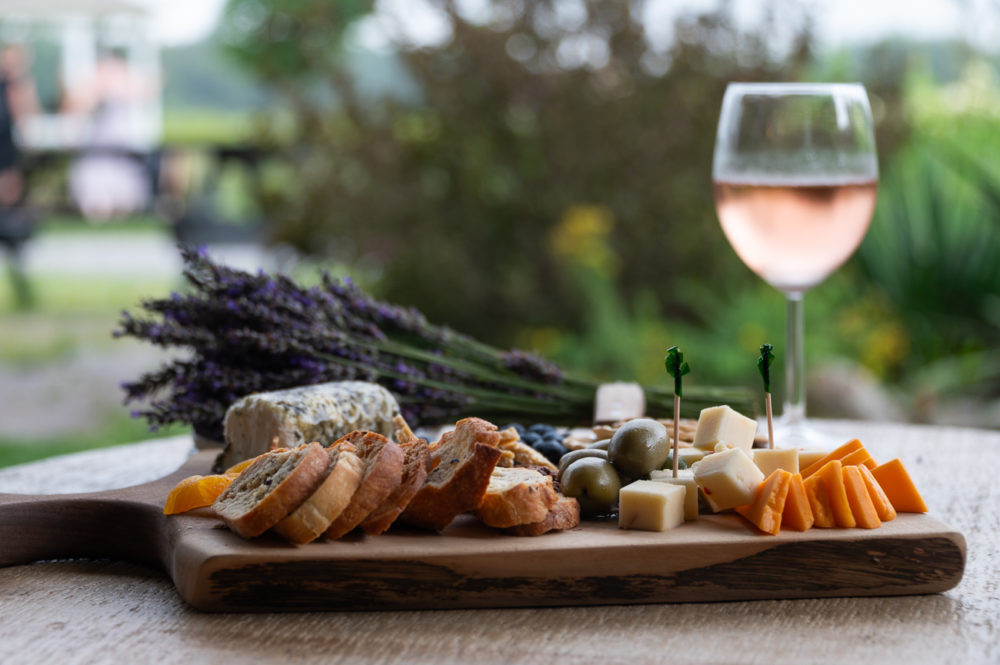 picnic-sidra-con-lavanda-Bonnieheath-Estate-Ontarios-Southwest-Marck-Gutt-Don-Viajes-1000x665 - Sabores de Ontario’s Southwest: road trip culinario en Canadá
