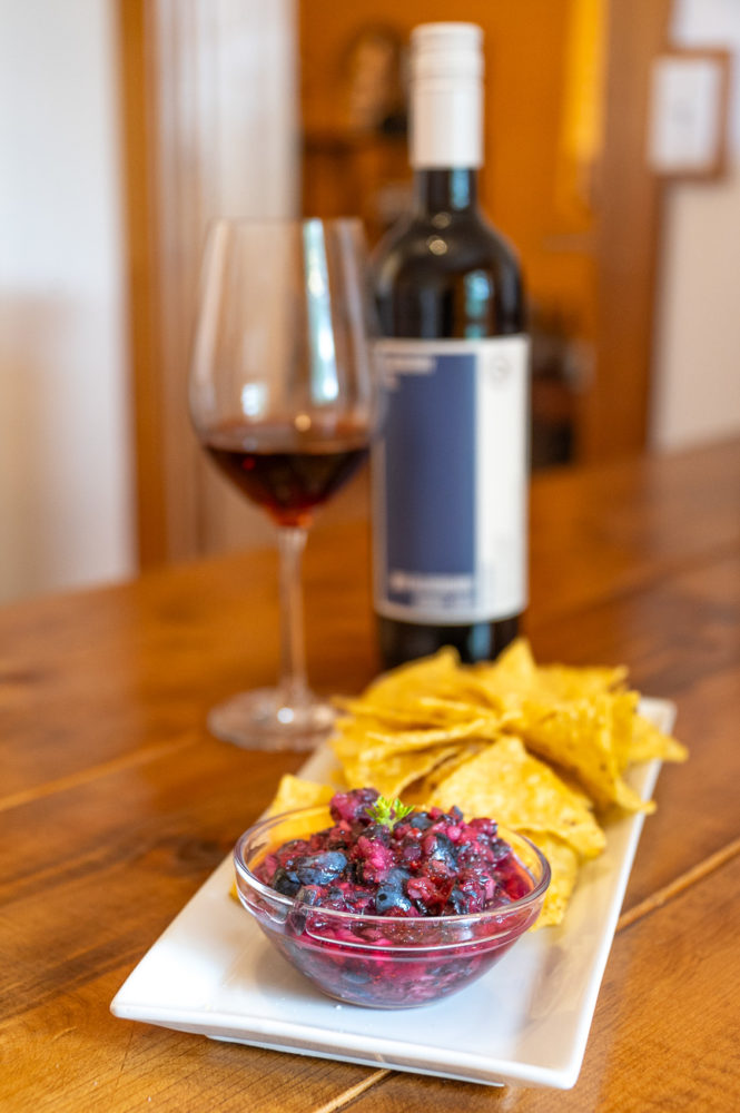 pico-de-gallo-con-mora-azul-Front-Road-Cellars-Blueberry-Hill-Estate-Ontarios-Southwest-Marck-Gutt-Don-Viajes-665x1000 - Sabores de Ontario’s Southwest: road trip culinario en Canadá
