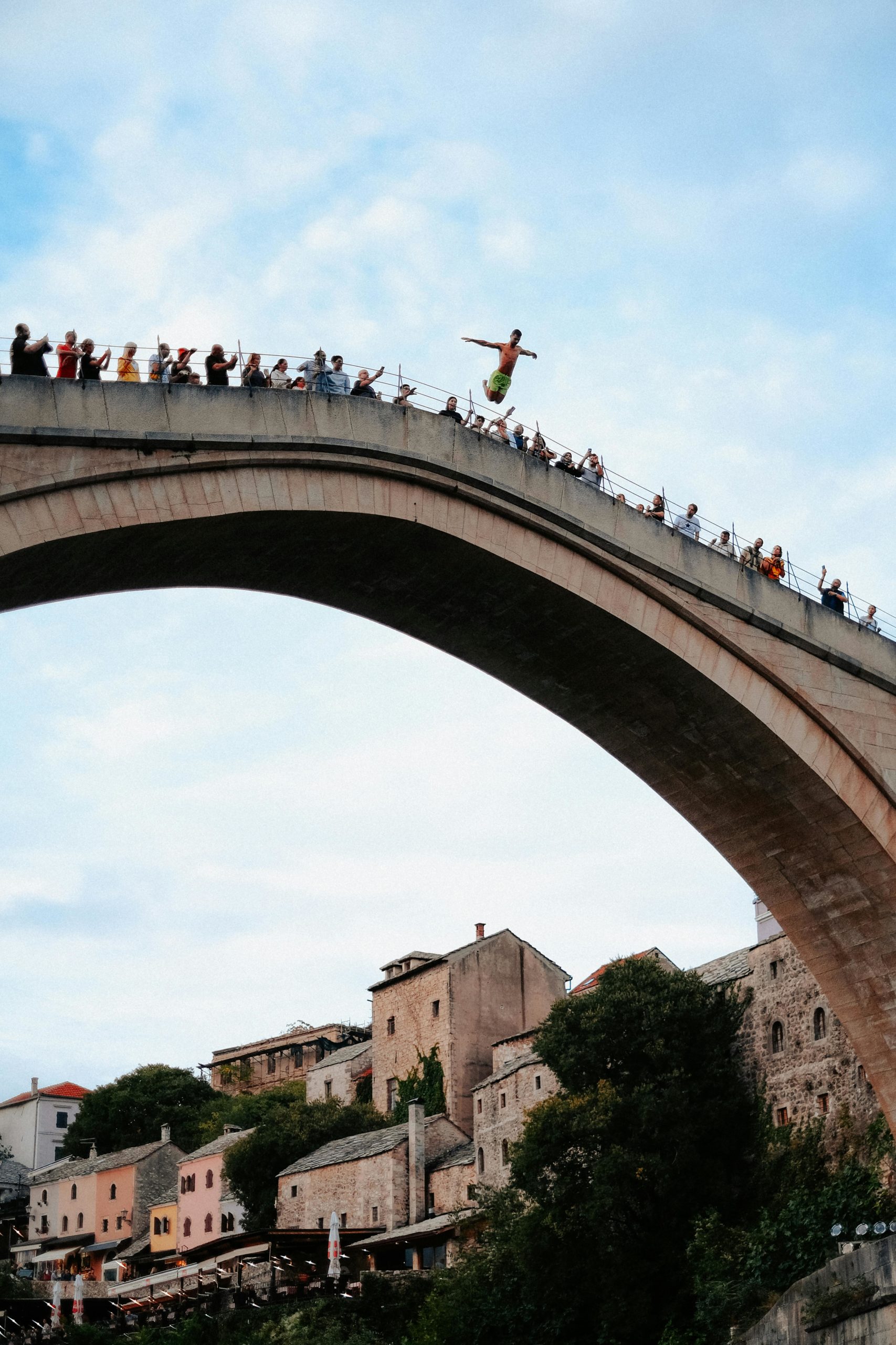puente_Mostar_Bosnia-scaled - Bosnia y Herzegovina, tan asequible como impresionante