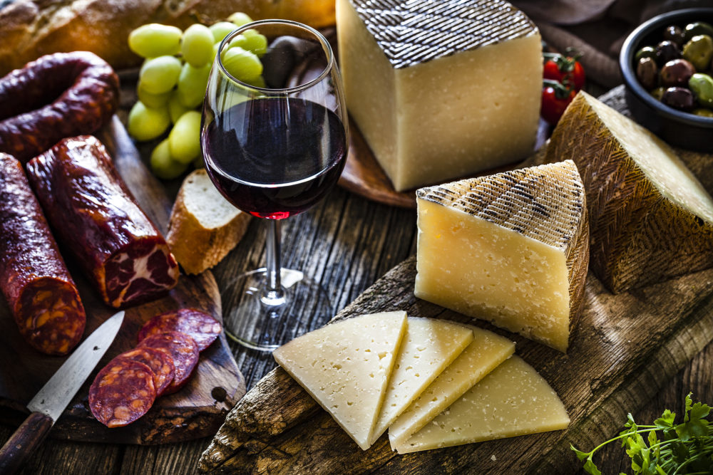 queso_manchego-1000x667 - La ruta del queso: los mejores destinos para un viaje delicioso