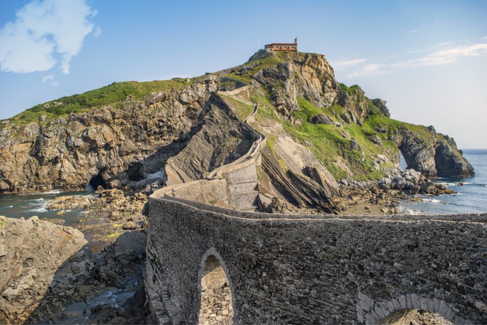 san-juan-de-gaztelugatxe-costa-vasca-1000x667 - Qué ver en el País Vasco: top 8 destinos bonitos e imperdibles