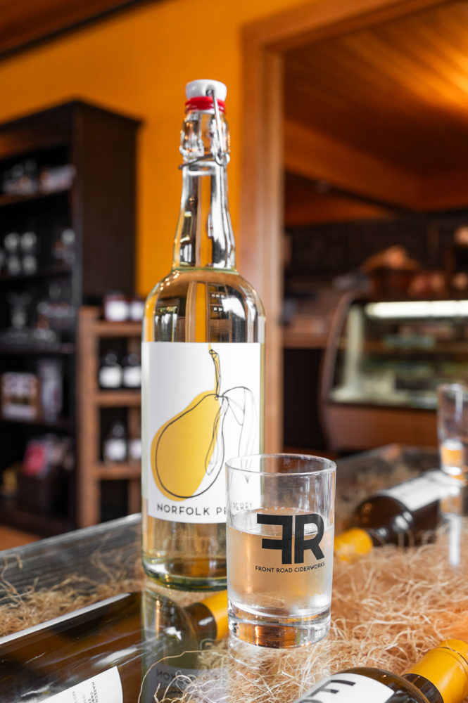 sidra-de-pera-Front-Road-Ciderworks-Ontarios-Southwest-Marck-Gutt-Don-Viajes-665x1000 - Sabores de Ontario’s Southwest: road trip culinario en Canadá