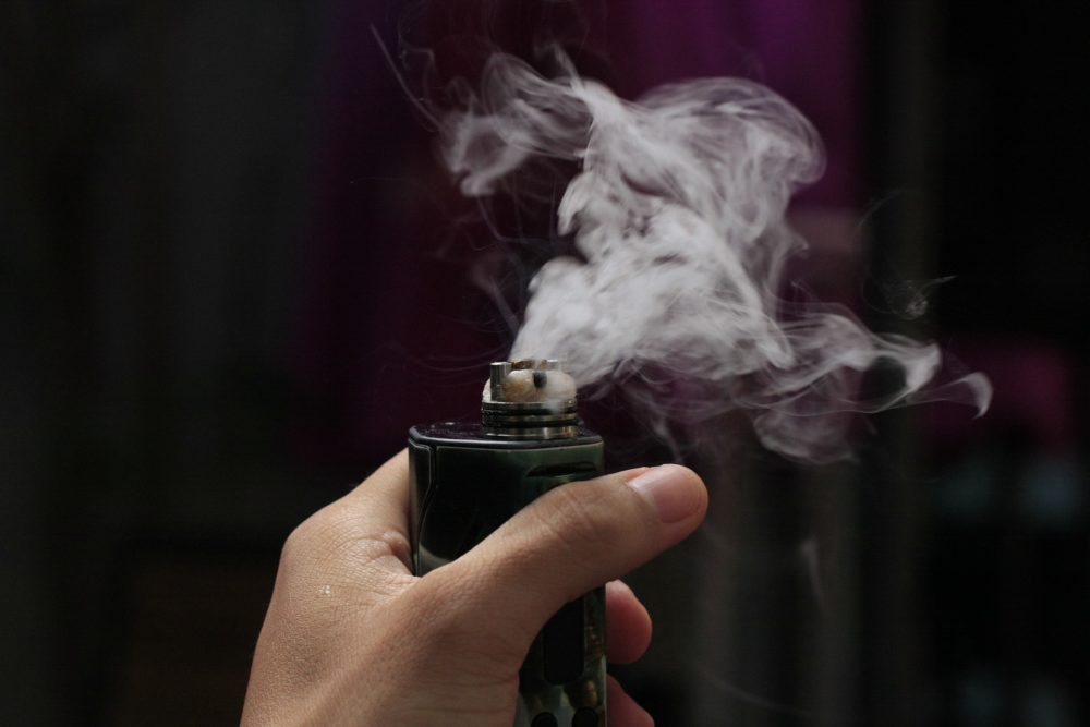 smoke-2636848_1920-1000x667 - ¿Se puede llevar un "vape" en el avión?