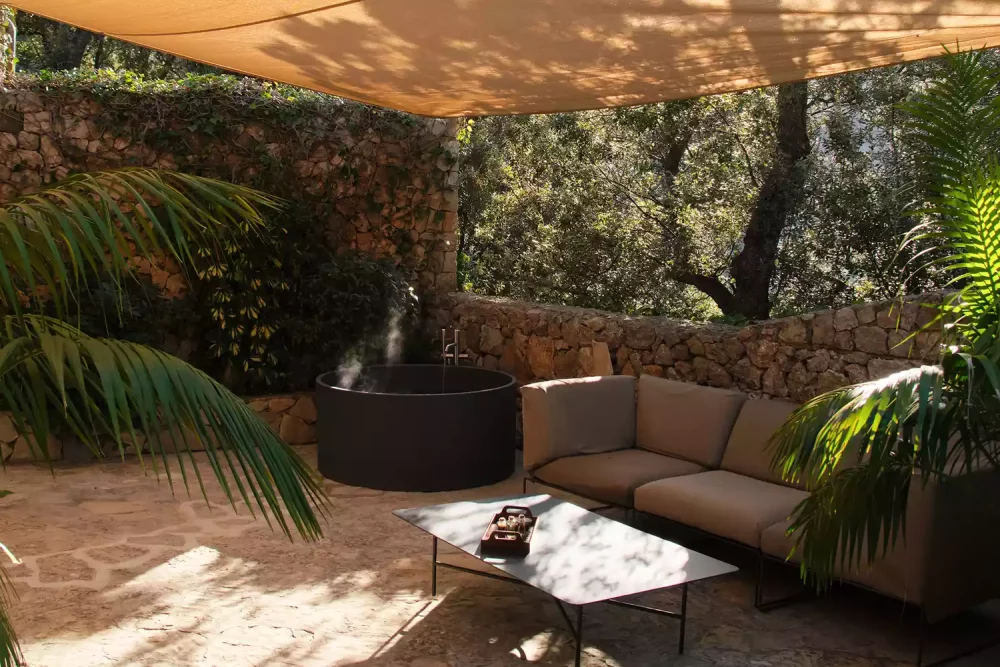 terraza-dentro-de-habitacion-de-hotel-1000x667 - Este nuevo hotel de 12 habitaciones está ubicado en uno de los pueblos más hermosos de España. Así es hospedarse aquí