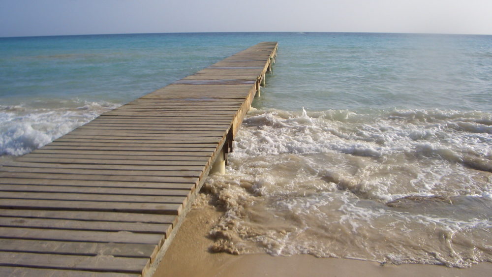 16639402539_6bf7380b34_k-1000x563 - La playa cerca de Punta Cana a la que no llega el sargazo y puedes ir todo el año