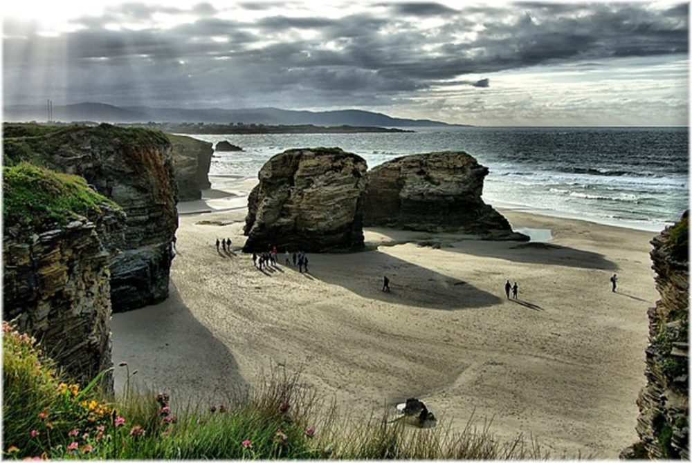 2052-Praia_da_Catedrais_Lugo-Jose-Luis-Cernadas-Iglesias-wikimedia-commons-1-1000x670 - Cómo llegar a Playa de las Catedrales y cómo reservar la entrada