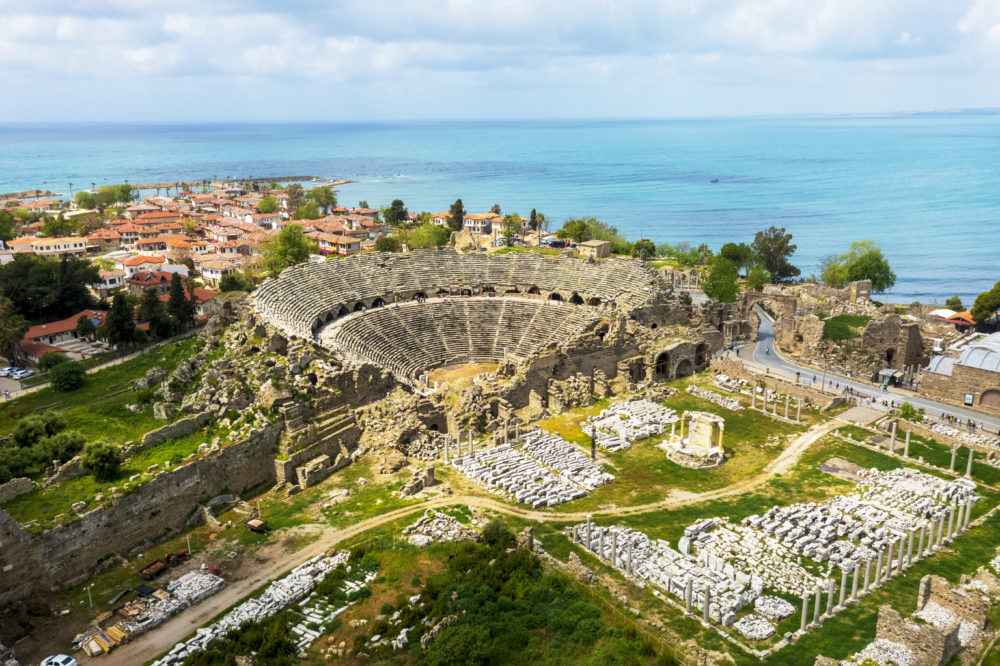 Ancient-Theater-of-Side-Antalya-1000x666 - Algunas ideas para recorrer la riviera turca en bicicleta