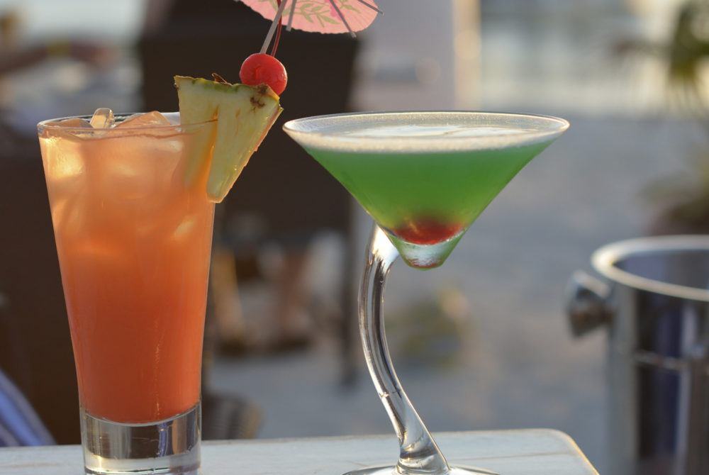 Aruba-Cocktails-1000x670 - Qué comidas probar en Aruba