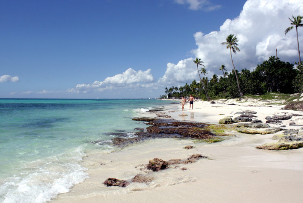 Bayahibe2-1000x670 - La playa cerca de Punta Cana a la que no llega el sargazo y puedes ir todo el año