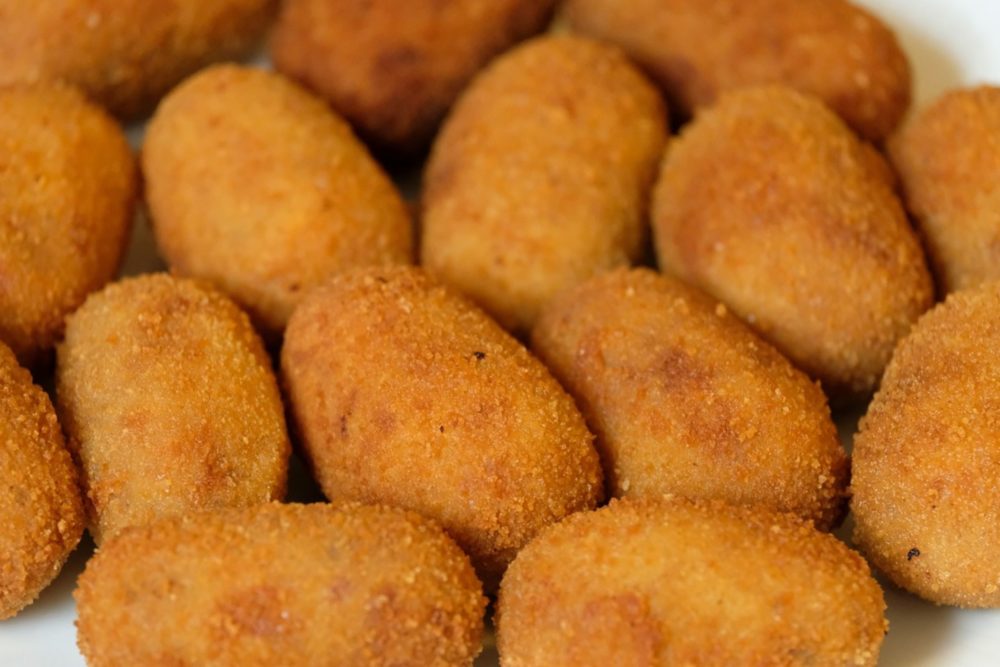Bombas-1000x667 - Cuáles son los platos típicos de Barcelona