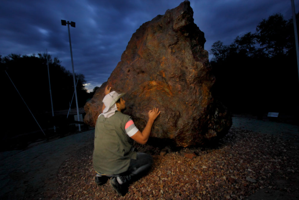 Campo-del-Cielo-Meteorito-piguen-nonaxa-turista-gancedo2-1000x667 - Este país alberga algunos de los meteoritos y campos de cráteres más grandes del mundo
