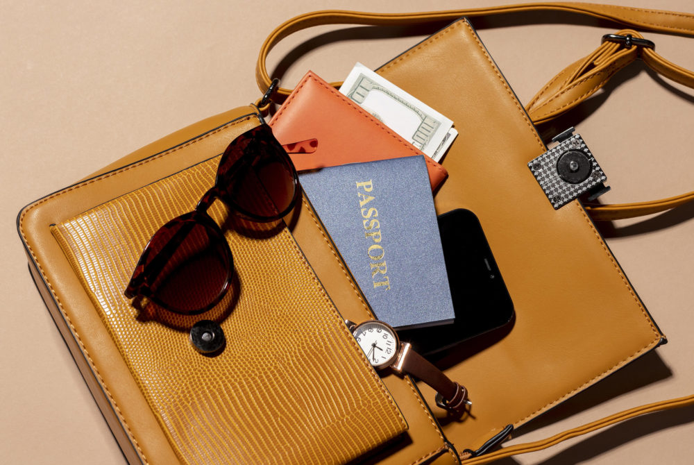 Cartera-1000x670 - ¿Puedo llevar mochila y cartera en el avión?