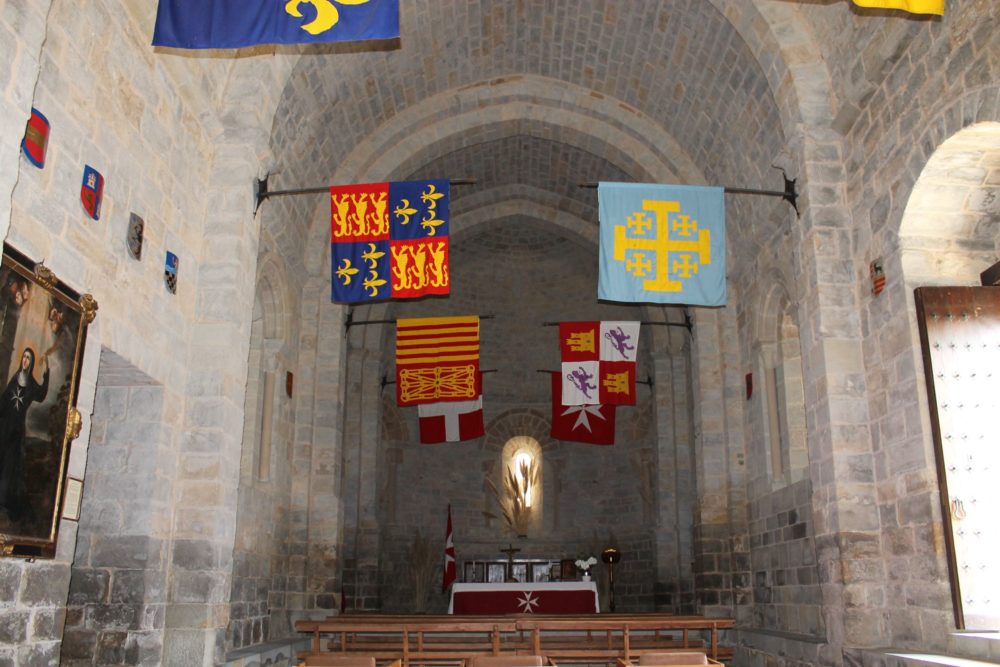 Cizur_Menor-Interior-Iglesia-Sanjuanista-1000x667 - 5 pueblos a 20 minutos de Pamplona perfectos para una escapada