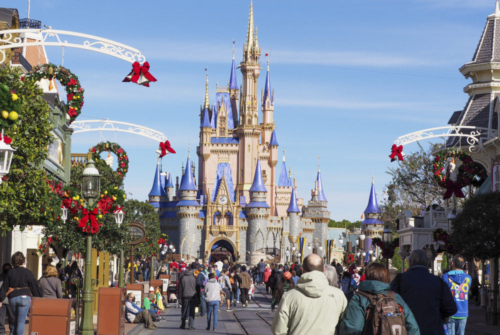 Disney-en-navidad-1000x670 - Cuándo empieza la temporada navideña en Disney