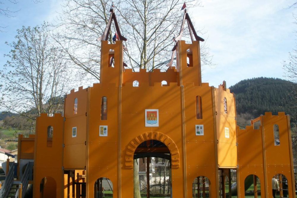 Edificios-de-Balmaseda-1000x667 - El pueblo a 30 minutos de Bilbao con hermosos paisajes naturales y bellas construcciones medievales
