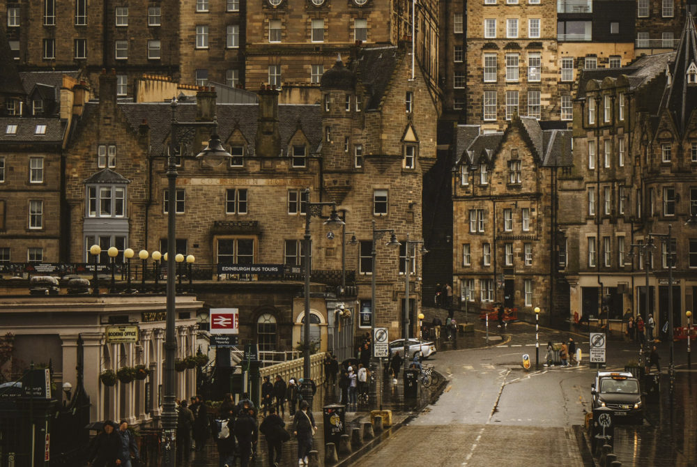 Edimburgo-1000x670 - Los 5 destinos para viajes para gente sola mayor después de los 50