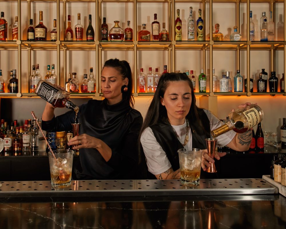 FELICIA-BAR-de-izq-a-der-Mona-Gallosi-creadora-de-la-carta-y-Agustina-Vigo-head-bartender-1000x800 - Una noche puede ser un viaje en estos bares de hotel de Buenos Aires