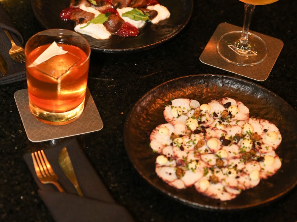 FELICIA-CARPACCIO-DE-PULPO-1000x750 - Una noche puede ser un viaje en estos bares de hotel de Buenos Aires