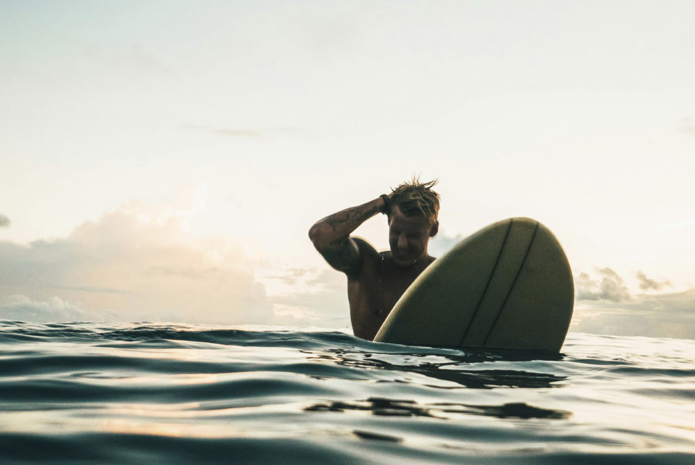 Hombre-Surf-1000x670 - Itinerario para recorrer la Costa Norte de Aruba en 1 día