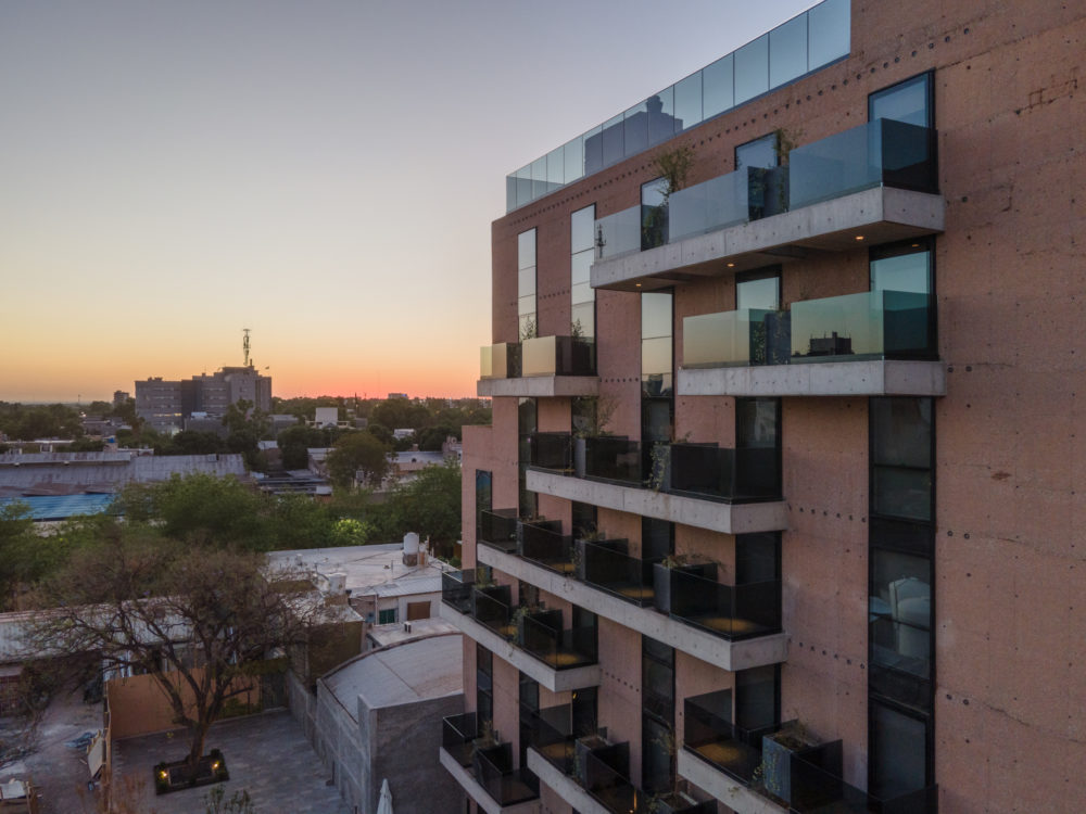 Japaz-Guerra-Hotel-©-Luis-Abba-1-1000x750 - El primer hotel bodega urbano de América está en Mendoza