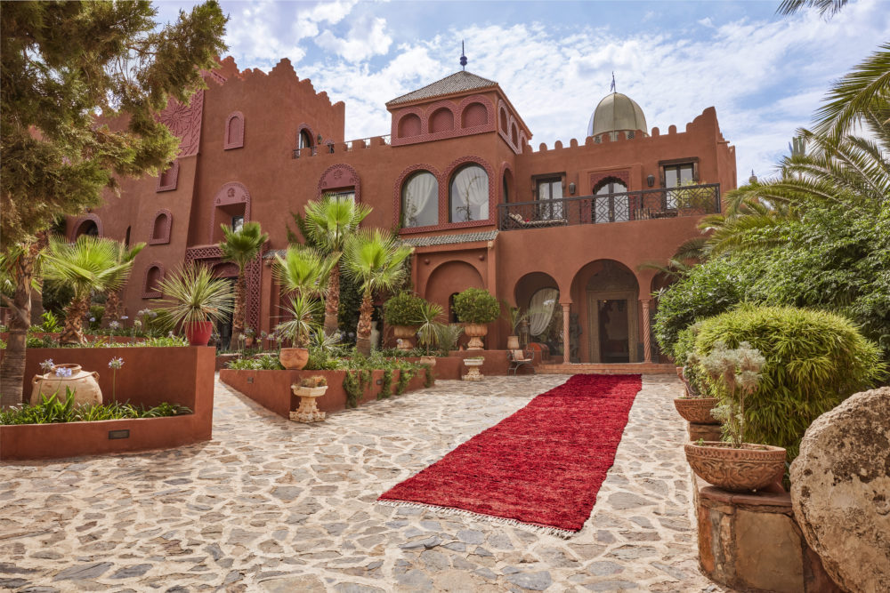Kasbah-Tamadot-Entrance-1-1000x667 - Conoce los 9 hoteles de ultralujo de Sir Richard Branson