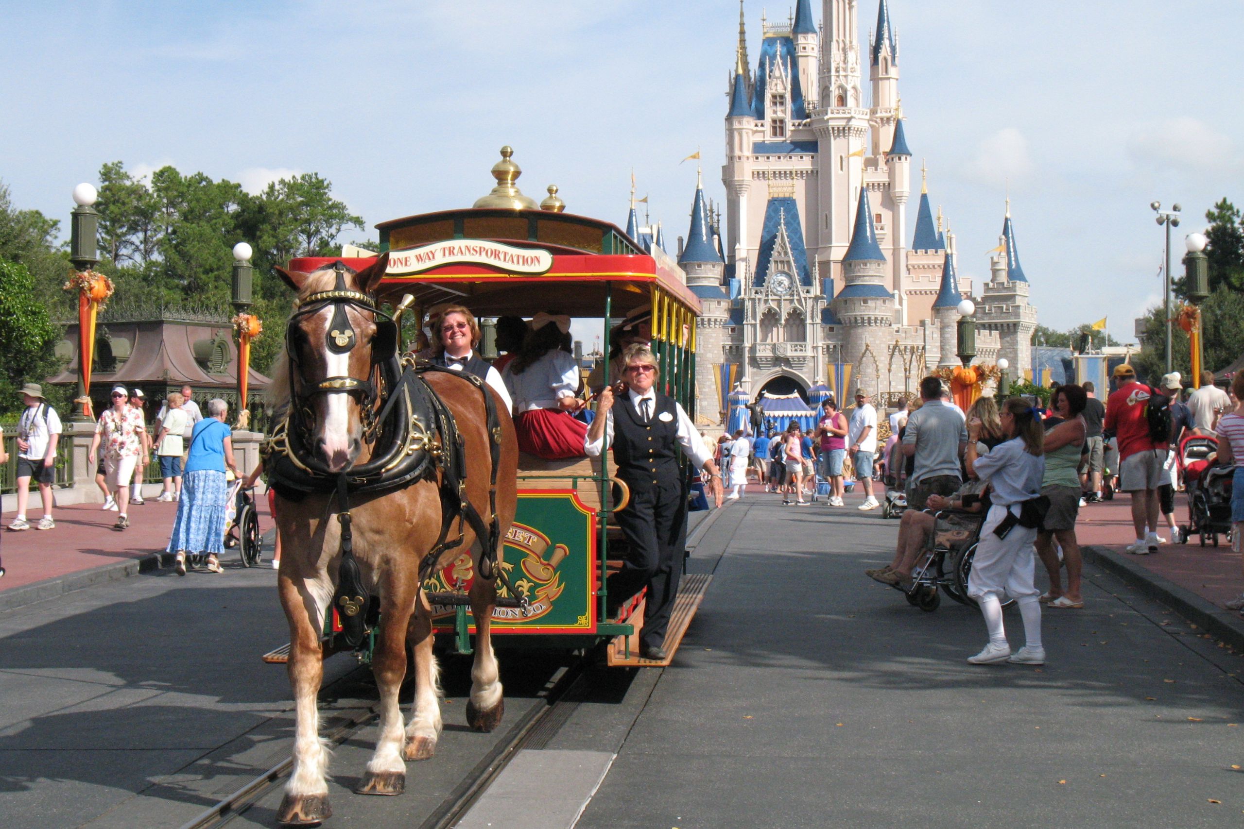¿Te has preguntado alguna vez cuánto sale una entrada a Magic Kingdom en Disney Orlando y qué podrías disfrutar con ella?