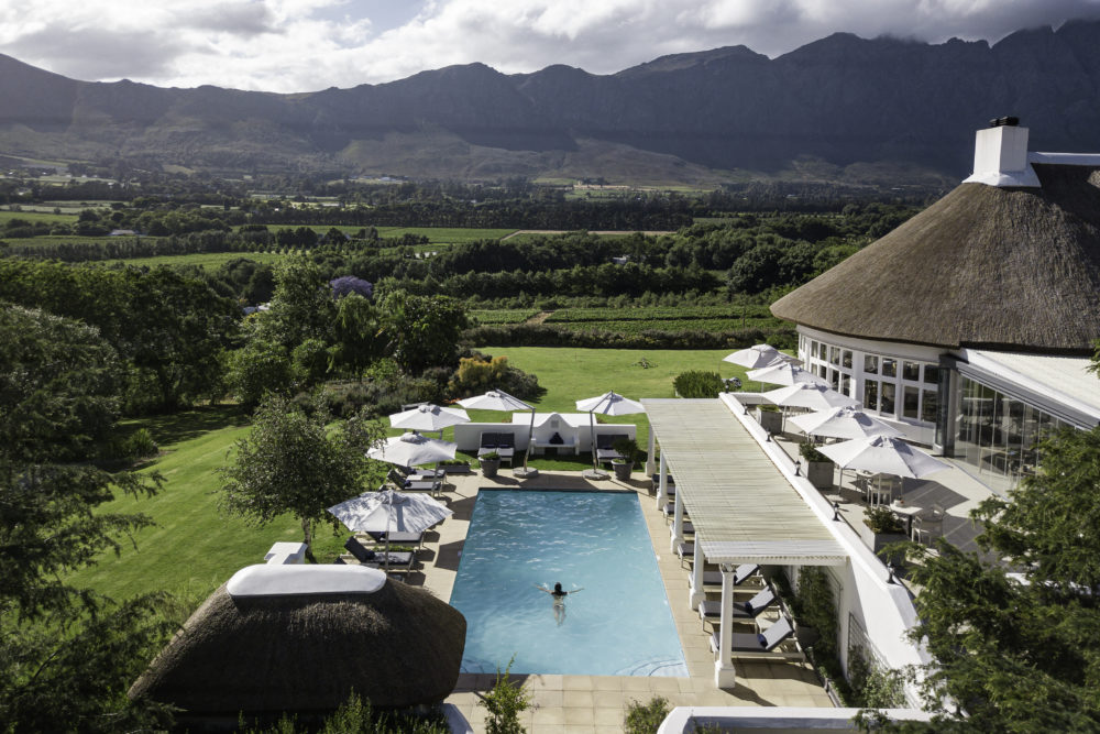 Mont-Rochelle-Exterior-with-Guest-in-Pool-1-1000x667 - Conoce los 9 hoteles de ultralujo de Sir Richard Branson