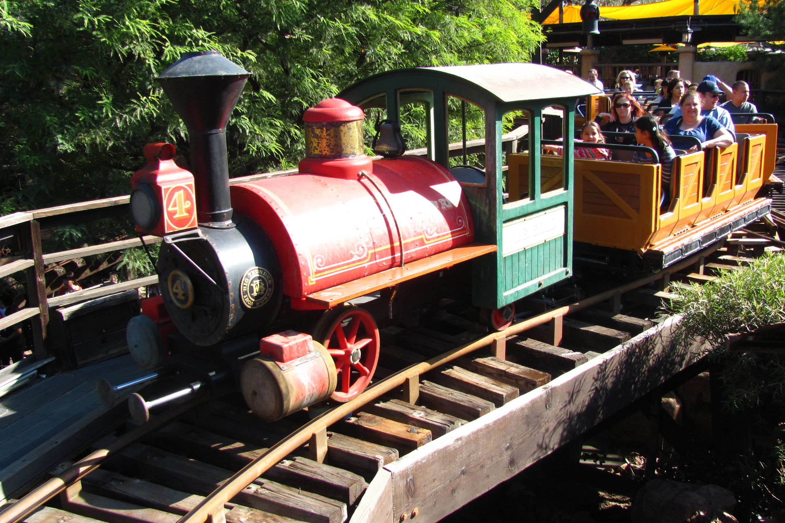 Cuántas montañas rusas hay en Disneyland Paris