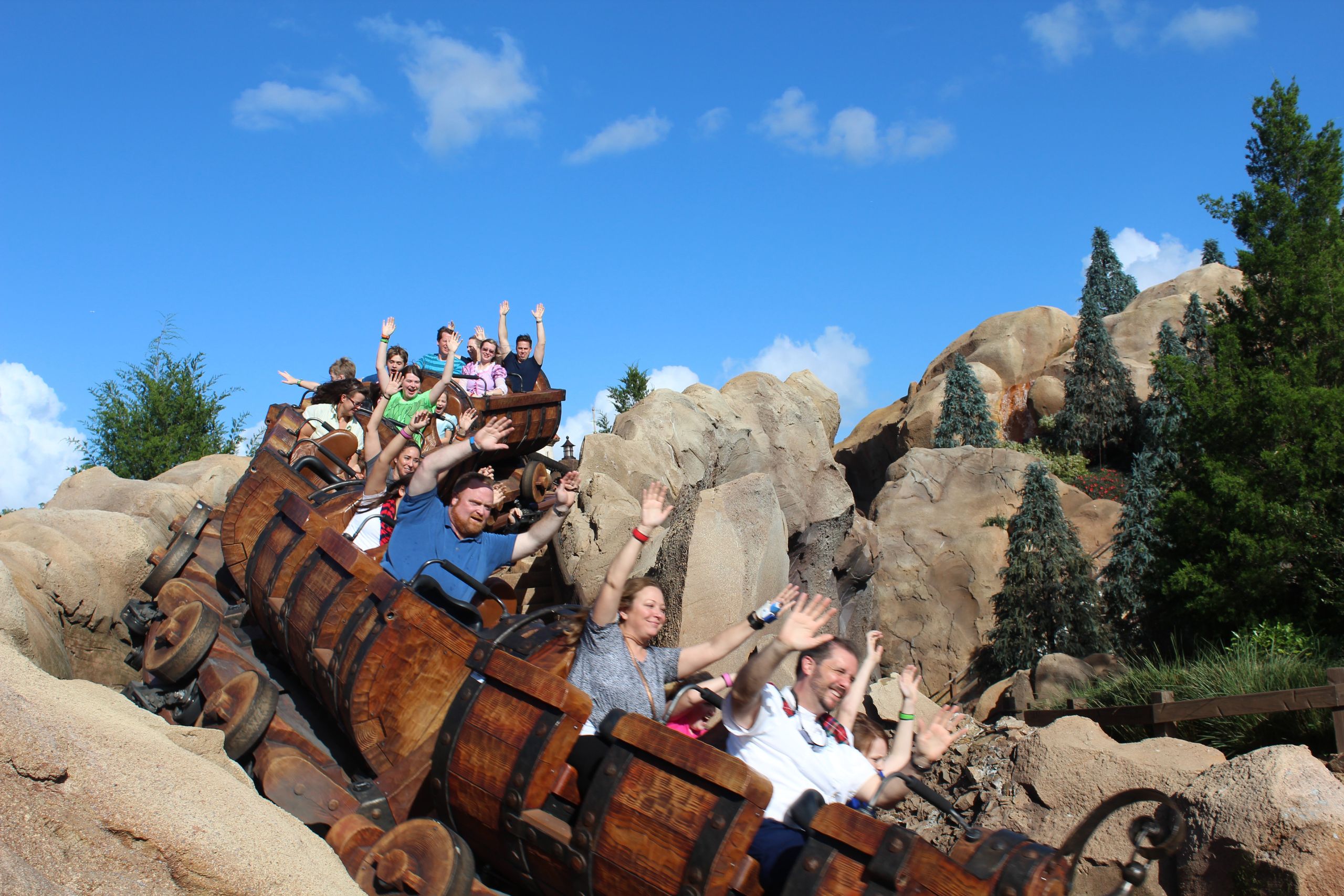 Diversión sin límites: todas montañas rusas en Disney Magic Kingdom Orlando