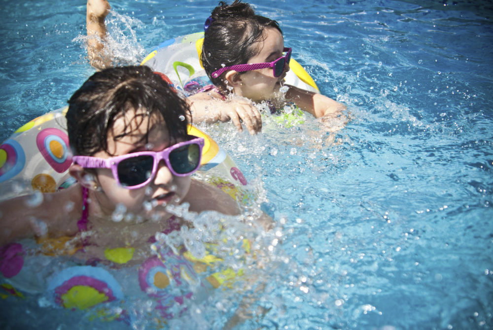 Para toda la familia: las atracciones en Warner Beach Madrid