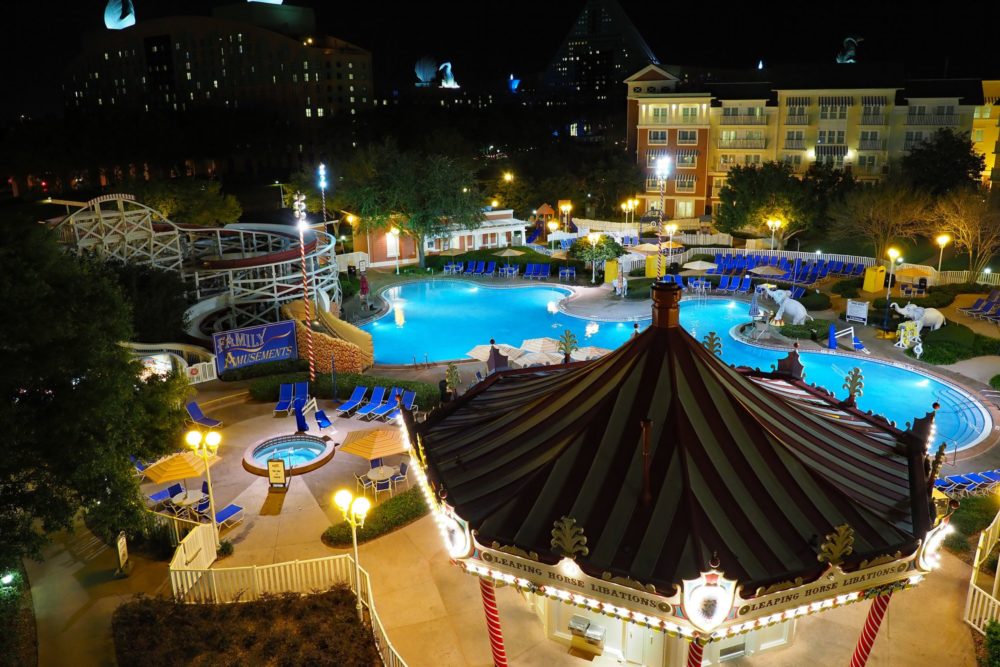Piscina-tematica-villa-de-lujo-1000x667 - Cómo son las villas de lujo en Disney Orlando, cuánto cuestan y qué servicios tienen