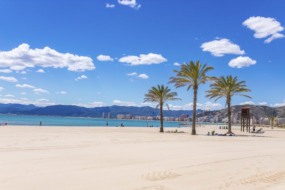 Playa_Cullera-1000x667 - El azul del Mediterráneo y el sol más bello del verano se fusionan en estas 5 playas a menos de 400 kilómetros de Madrid