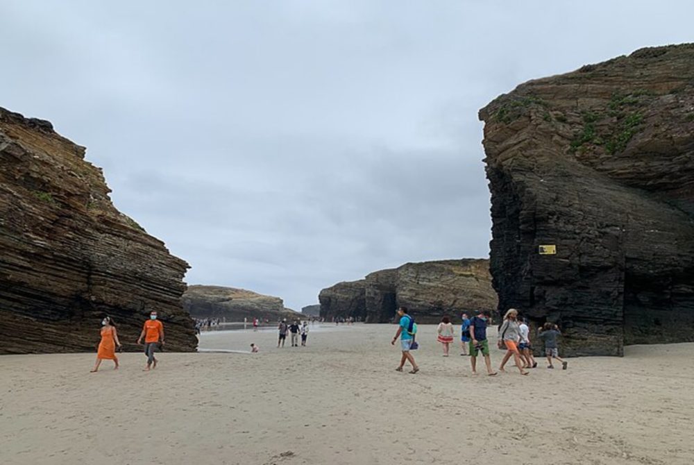 Praia_das_Catedrais_wikimedia-commons-Robot8A-1000x670 - Cómo llegar a Playa de las Catedrales y cómo reservar la entrada